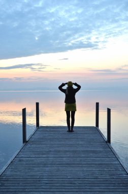 Rıhtımda genç kadın