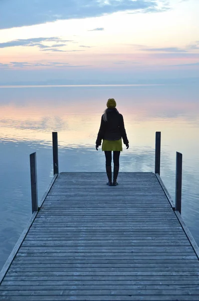 Young woman on pier — Stock Photo, Image