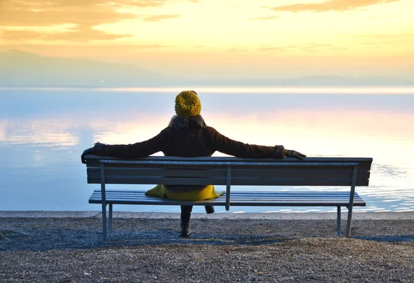 Fille assise sur le banc — Photo