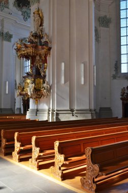 Satır bir kilise bankları