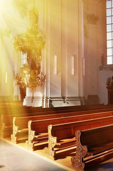 Ряд скамеек в церкви — стоковое фото