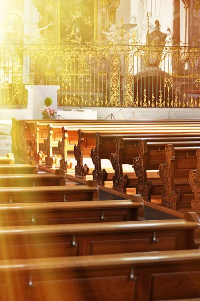 Rzędzie ławek w kościele — Zdjęcie stockowe