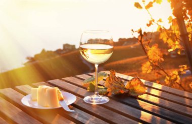 Şarap ve sheese gün batımında