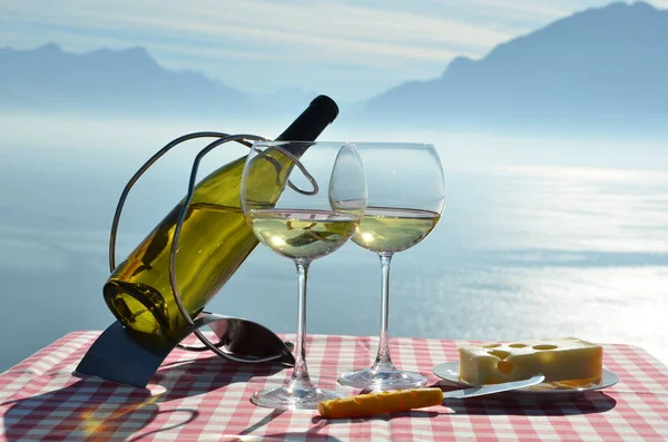 Wein im Glas gegen den Genfer See — Stockfoto