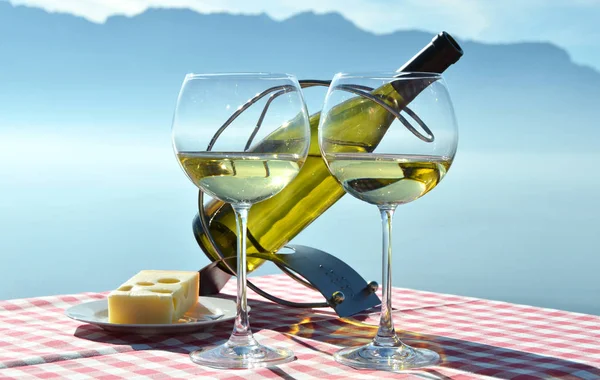 ワインはジュネーブ湖に対してグラス — ストック写真