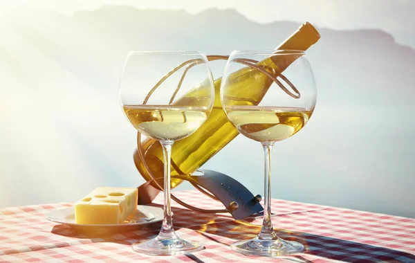 Wine in glasses against Geneva lake — Stock Photo, Image