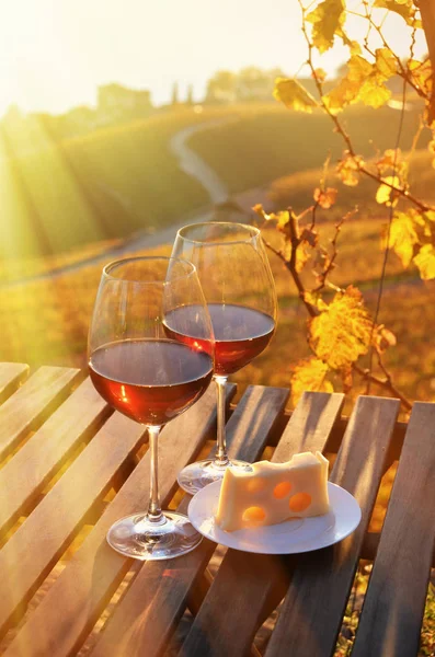 Vino e sheese al tramonto — Foto Stock