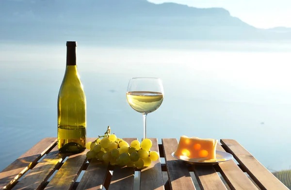 Vino y uvas frente al lago de Ginebra — Foto de Stock