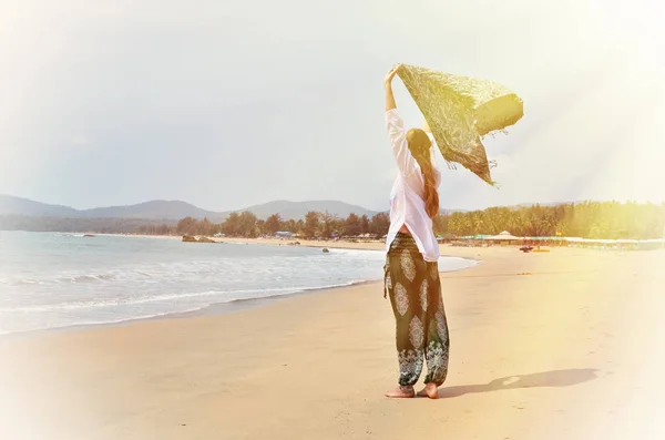 Junge Frau entspannt sich am Strand von Agonie — Stockfoto