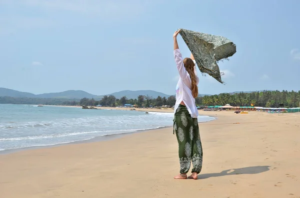 Jeune femme relaxante sur la plage d'Agonda — Photo