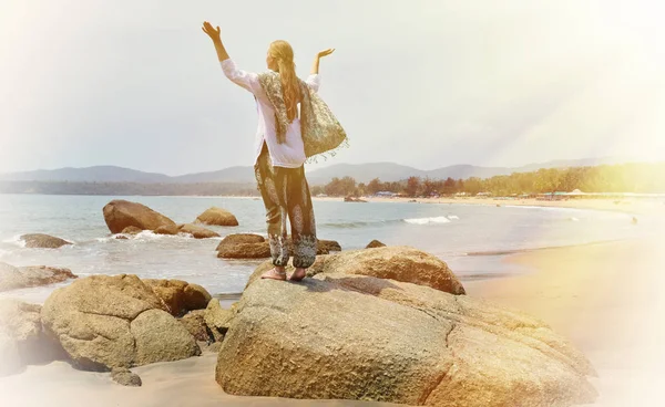 Young woman relaxing on Agonda beach — Stock Photo, Image