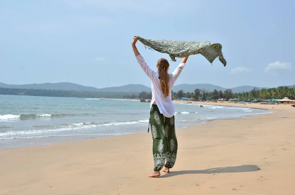 Młoda kobieta relaks na plaży Agonda — Zdjęcie stockowe