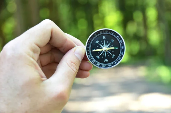 Manlig hand innehav kompass på naturen — Stockfoto