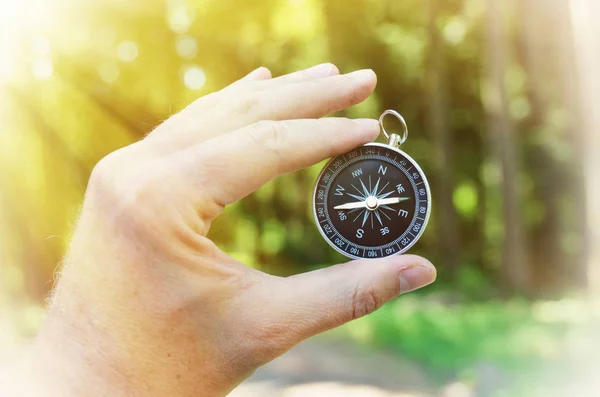 Männliche Hand hält Kompass auf die Natur — Stockfoto