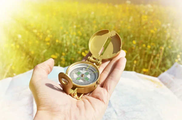 Male hand holding compass on nature — Stock Photo, Image