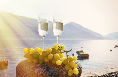 Şampanya bardağı ve üzüm