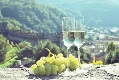 Şampanya bardağı ve üzüm