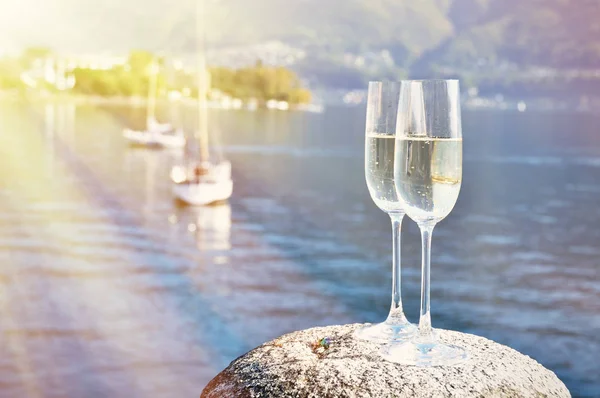 Бокалы для шампанского против озера — стоковое фото