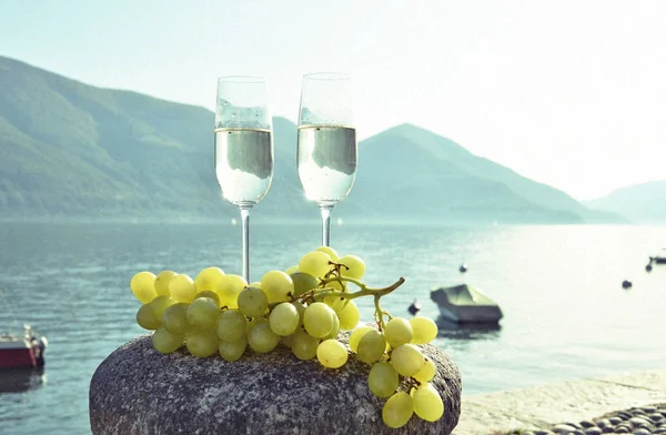 Champagneglas och druvor — Stockfoto