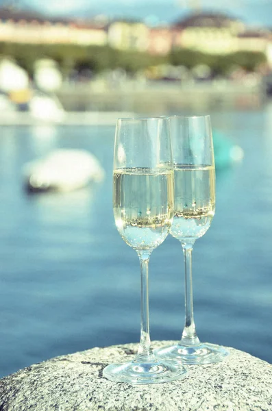 Copos de champanhe contra o lago — Fotografia de Stock