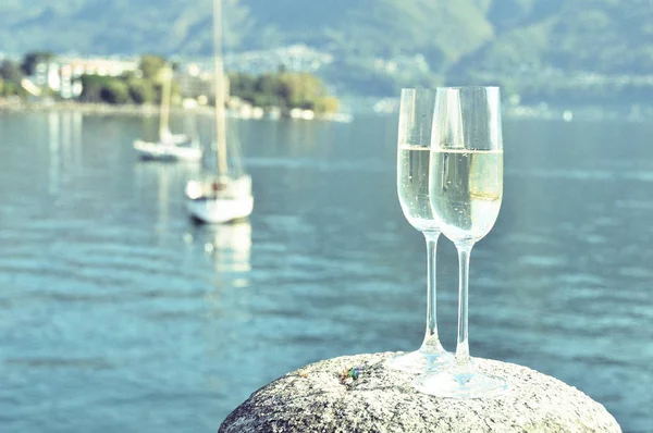 Бокалы для шампанского против озера — стоковое фото
