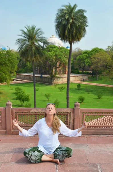 Woman meditating in the yard — Stock Photo, Image