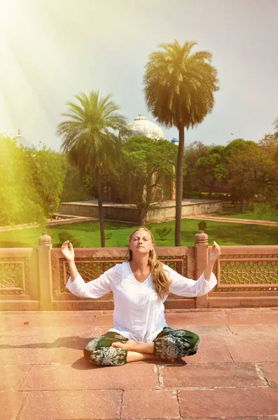 Woman meditating in the yard — Stock Photo, Image