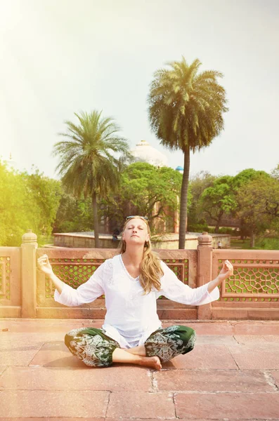 Nő az udvarban meditáció — Stock Fotó