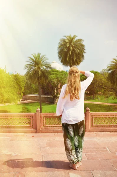 Woman in the yard of Humayun's Tomb. — Stock Photo, Image