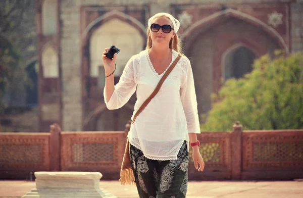 Tourist in the yard of Humayun's Tomb. — Stock Photo, Image