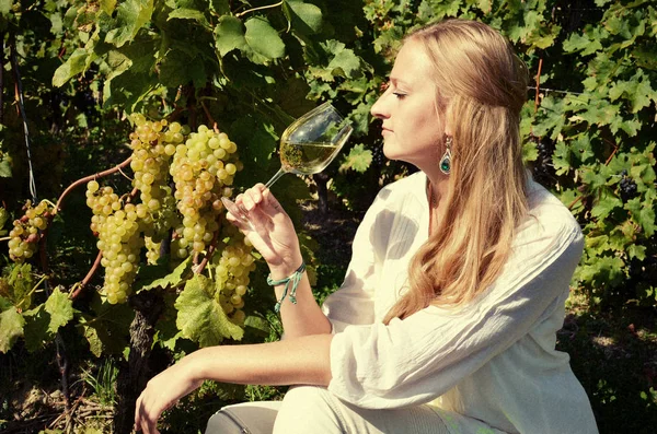 Ragazza degustazione vino bianco tra i vigneti . — Foto Stock