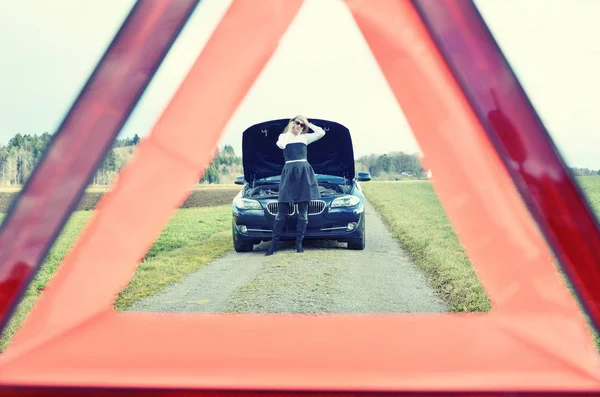 Menina perto de carro quebrado — Fotografia de Stock