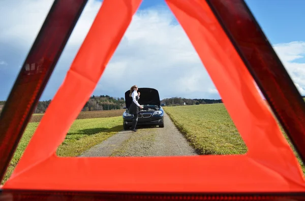 Girl near broken car — Stock Photo, Image