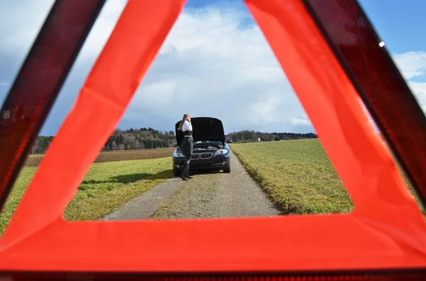 Dívka u rozbité auto — Stock fotografie