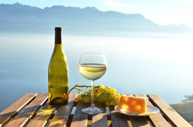 Bardağı ve üzüm masada