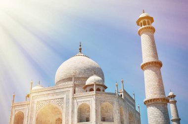 Taj Mahal mavi gökyüzü altında