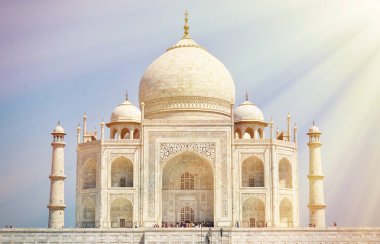 Taj Mahal'ı ziyaret turistler