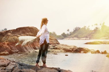 Kızın rahatlatıcı Beach 