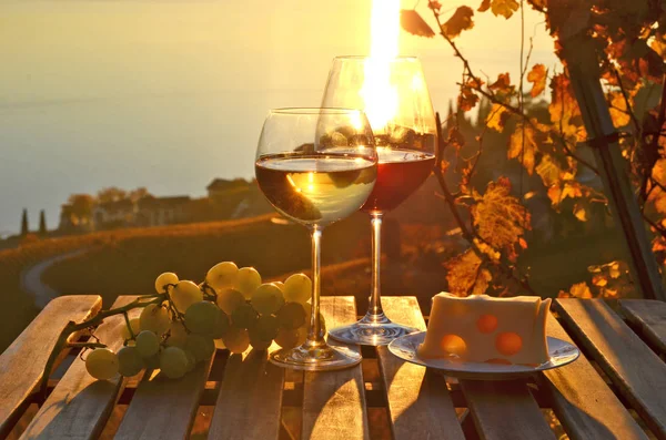Kieliszki i winogron na stole — Zdjęcie stockowe