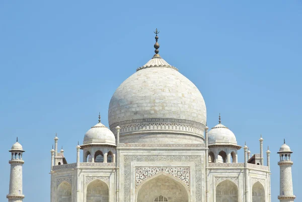 Taj Mahal sob o céu azul — Fotografia de Stock