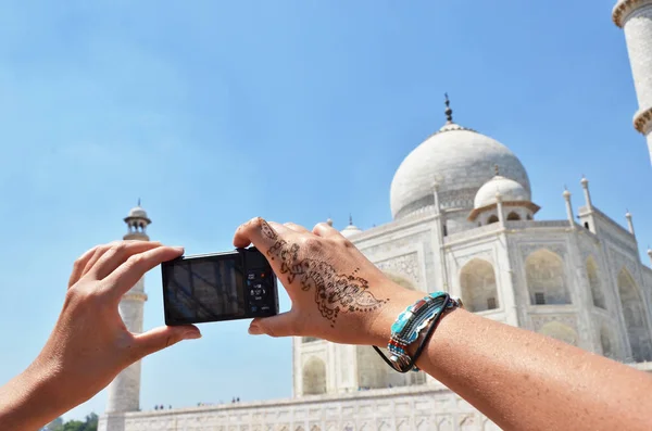 Persona tomando fotos de Taj Mahal — Foto de Stock