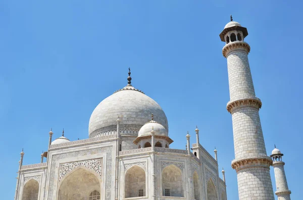 Taj Mahal sob o céu azul — Fotografia de Stock