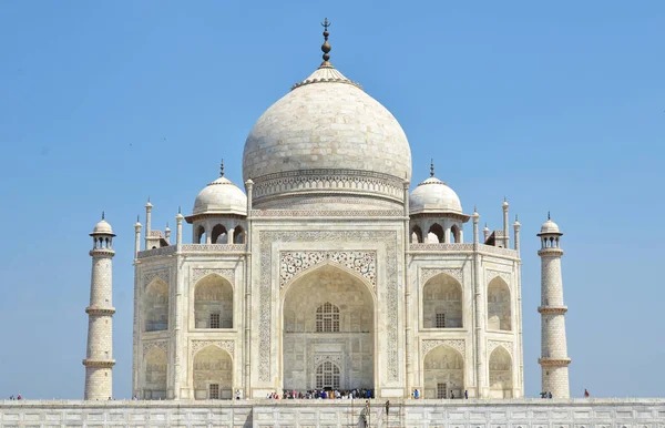 Turistas visitam Taj Mahal — Fotografia de Stock