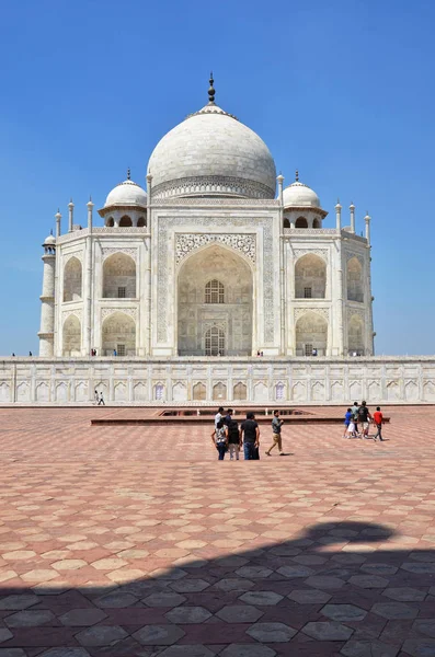 Toeristen een bezoek aan de Taj Mahal — Stockfoto