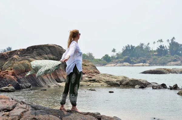 Chica relajante en la playa —  Fotos de Stock