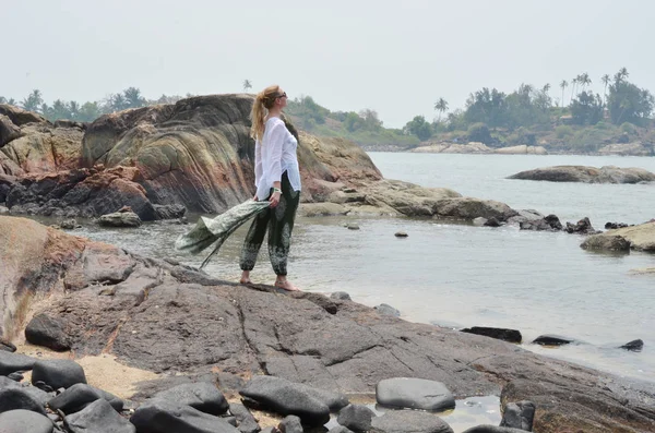 Fille détente sur la plage — Photo