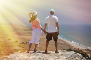 Kaya üzerinde duran Çift