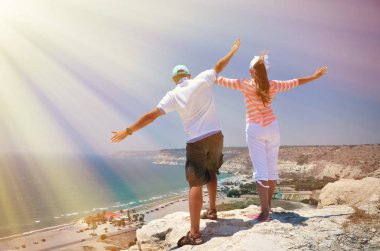 Kaya üzerinde duran Çift