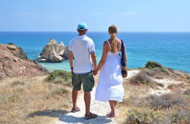 Kaya üzerinde duran Çift