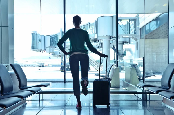 Девушка, стоящая в аэропорту — стоковое фото